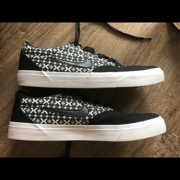 Size 10 Nike Charge Shoes - Picture 1 of 5